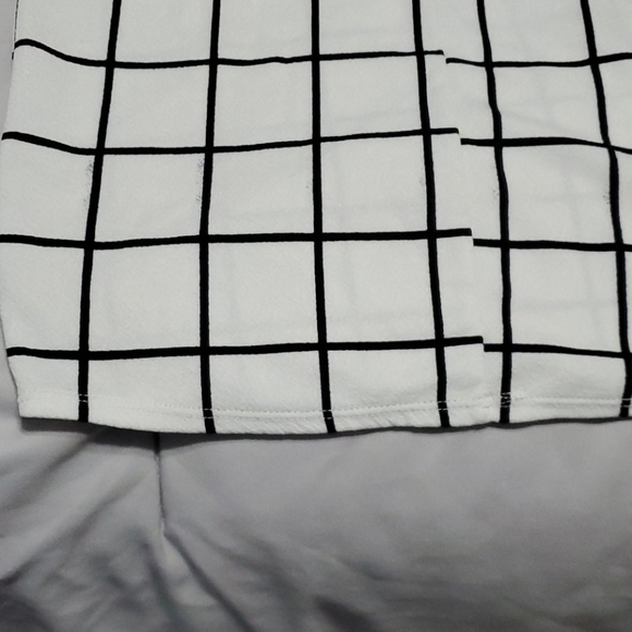 Black and Off White Sleeveless Tank Top - Picture 4 of 6